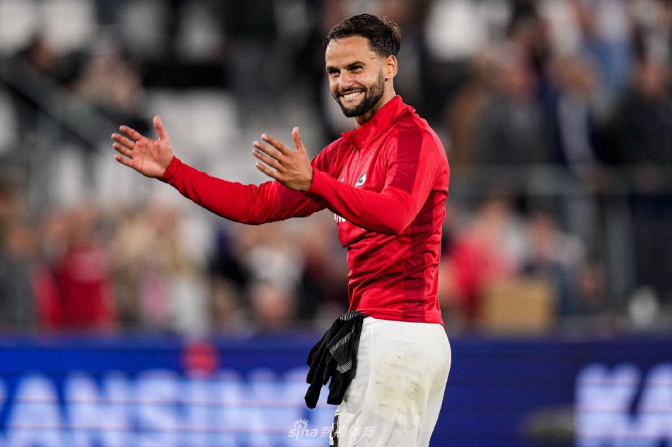 立了很高的 立了很高的